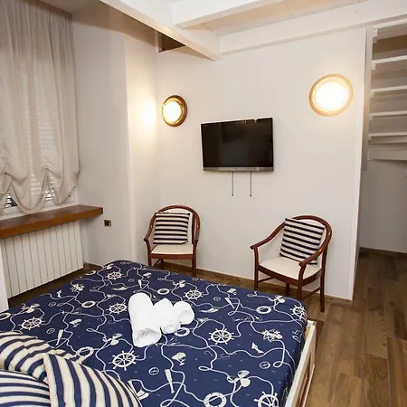 Ausonia Konukevi Napoli